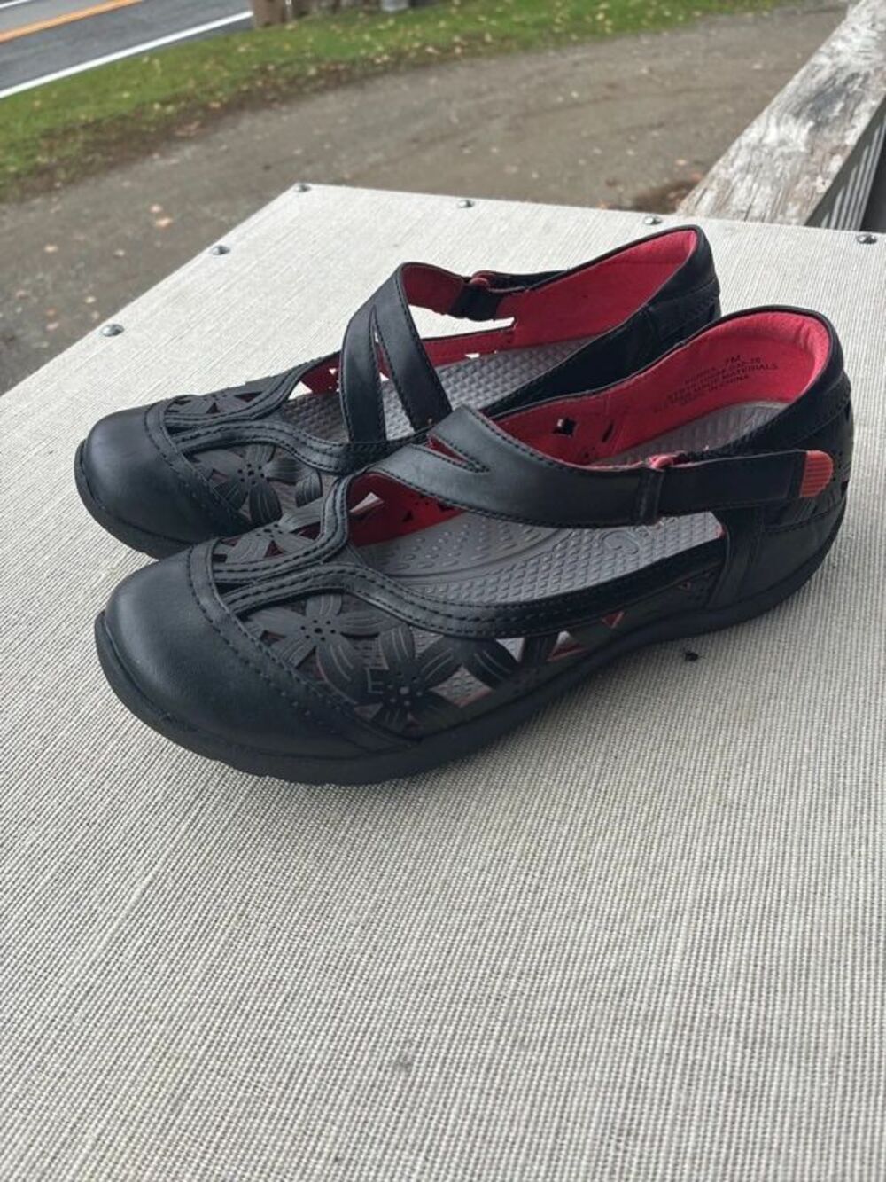 Baretraps Ferra Black Laser Cut Flower Mary Jane Comfort Flats - Women's Size 7